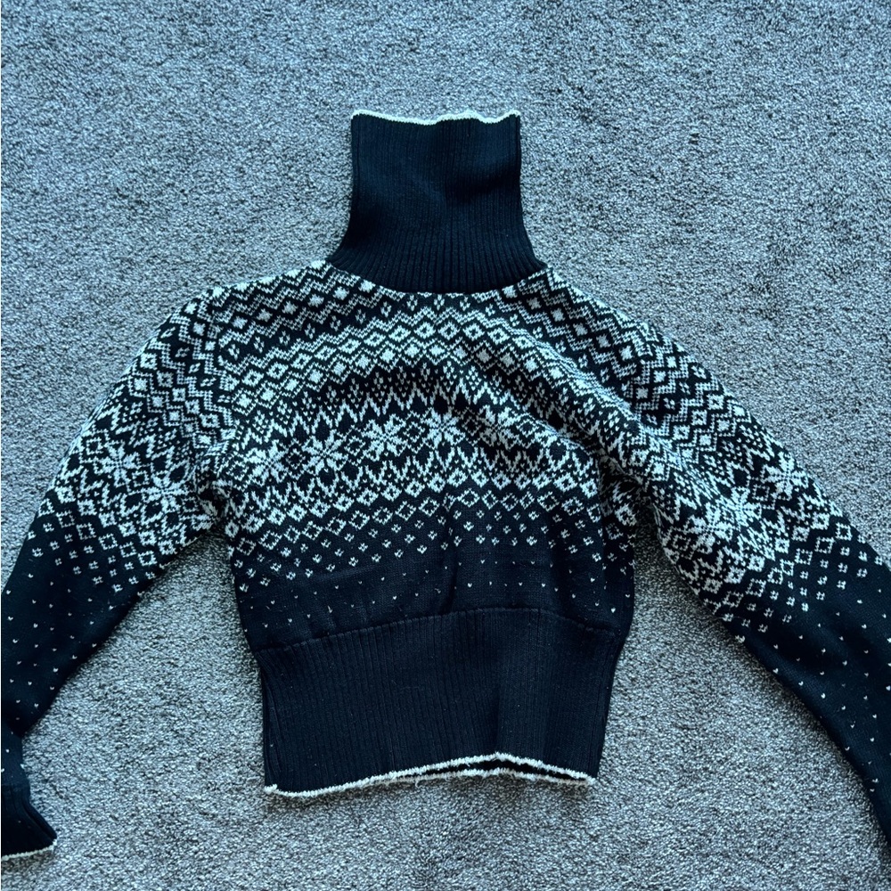 Moda Black and White Turtleneck Sweater
